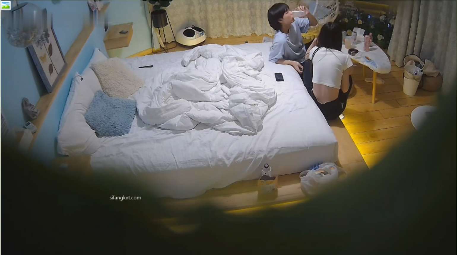 假期旅游的年轻情侣酒后做爱越战越勇连干两次 A young couple on vacation had sex after drinking, and they became more and more courageous in having sex twice in a row.