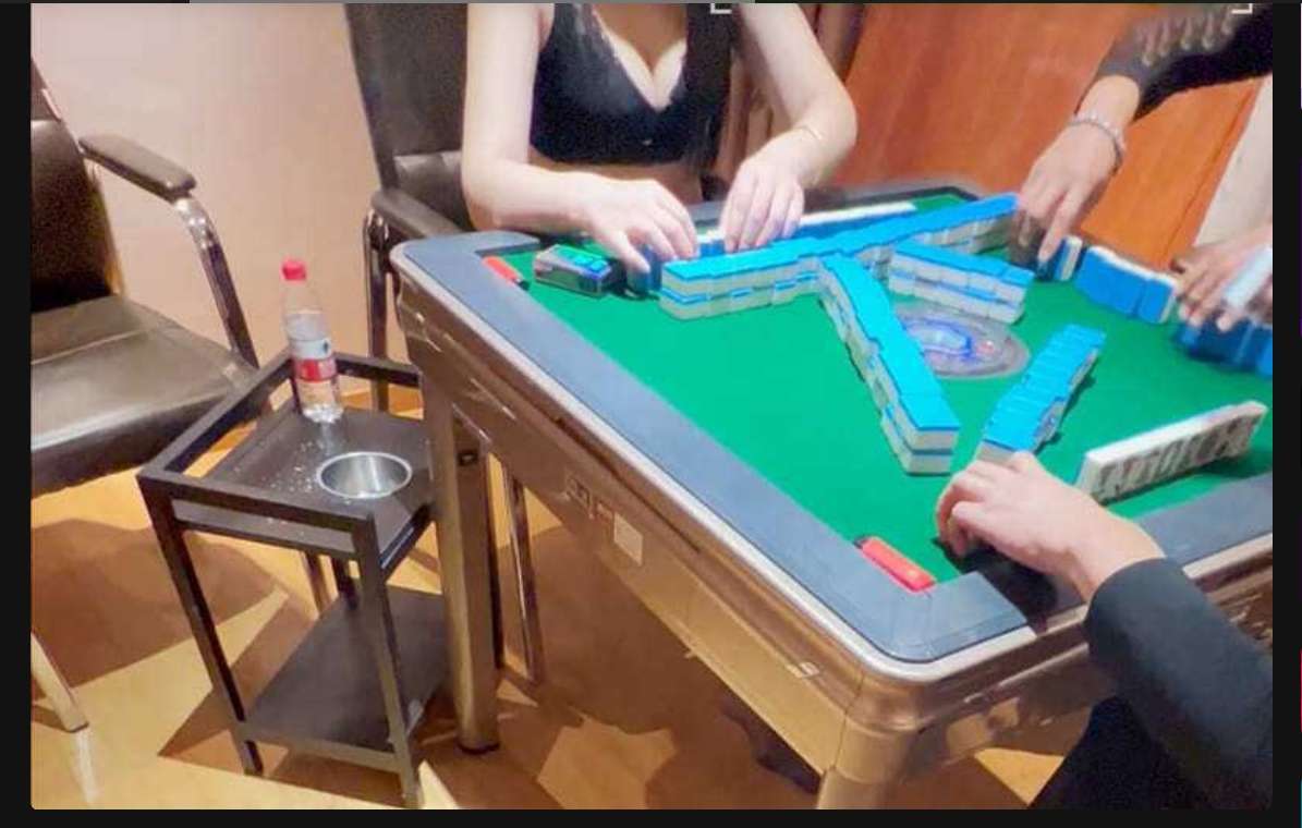 带娇妻群P聚会，吃饭K歌打脱衣麻将，最后被轮流口爆颜射 I took my sweet wives to a party, had dinner, karaoke, and played strip mahjong, and in the end, they took turns getting oral and facial cumshots.