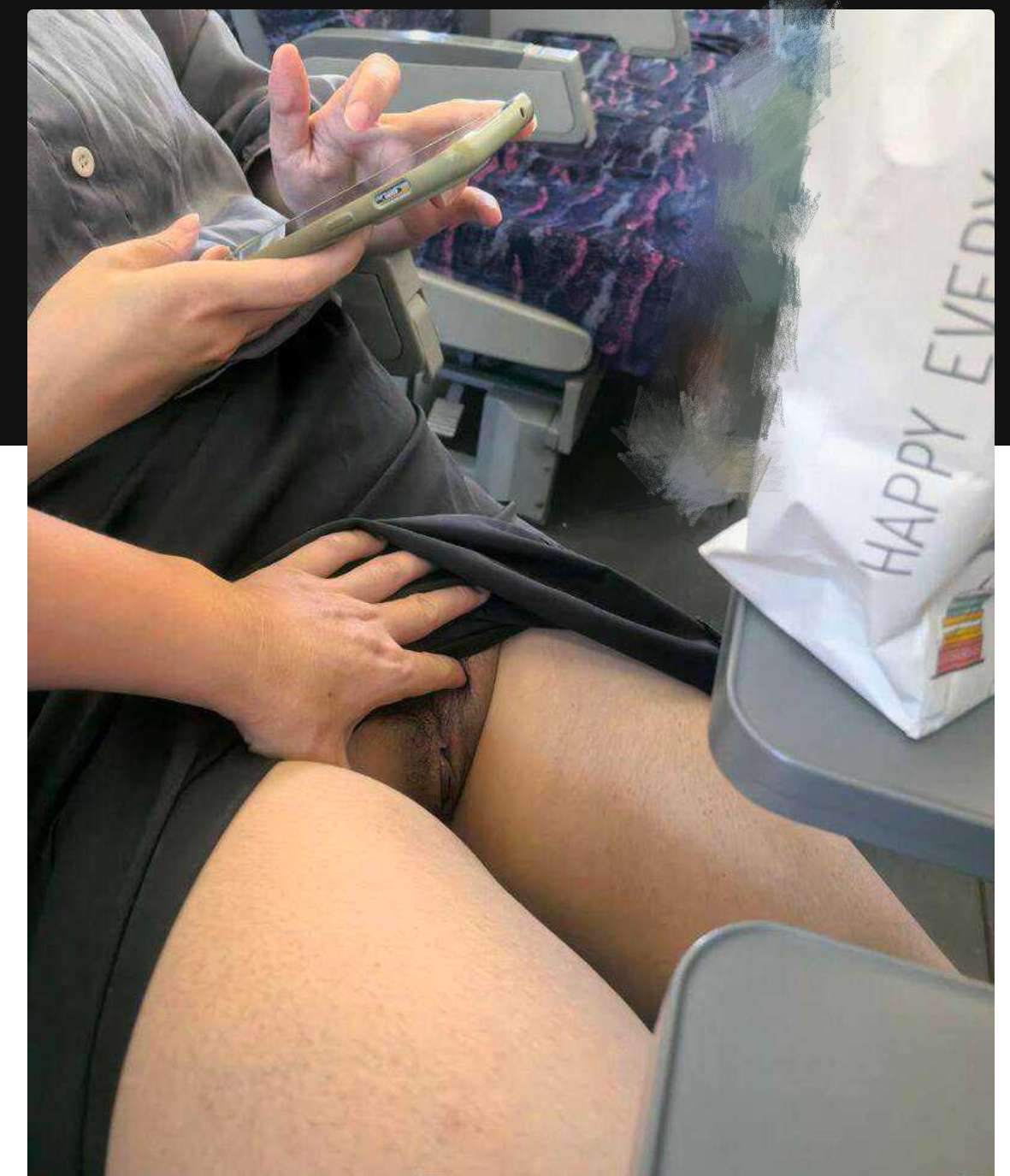 极品少妻不雅视频曝光，被老公调教成母狗，高铁露出 The indecent video of the best young wife was exposed, she was trained into a bitch by her husband, and the highspeed train was exposed