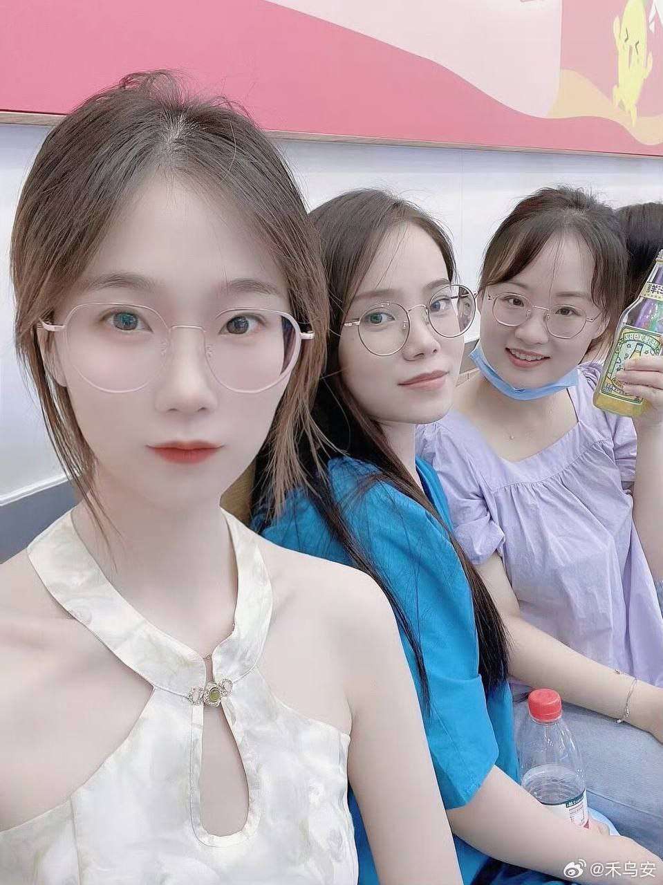 哈医大母狗 外表看着清纯私底下喜欢玩多人运动和足交 喜欢被人调教 The big bitch from Harbin Medical University looks innocent on the outside, but secretly likes to play multiperson sports and footjobs, and likes to be trained by others.