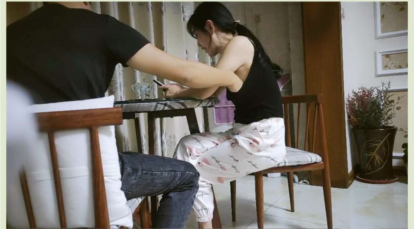 大叔打麻将认识的少妇 老公不在家去她家里操她 The young woman the uncle met when he played mahjong. Her husband went to her house to fuck her at home when he was not at home