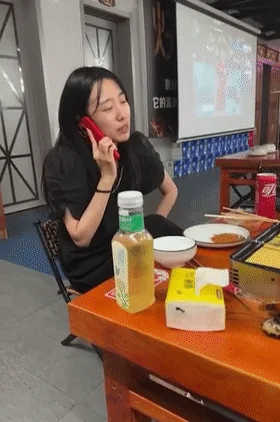 英语老师欠下两万元私人贷款不还，就被曝光了性爱视频 The English teacher owed 20,000 yuan in private loans and did not pay it back, and was exposed to sex videos