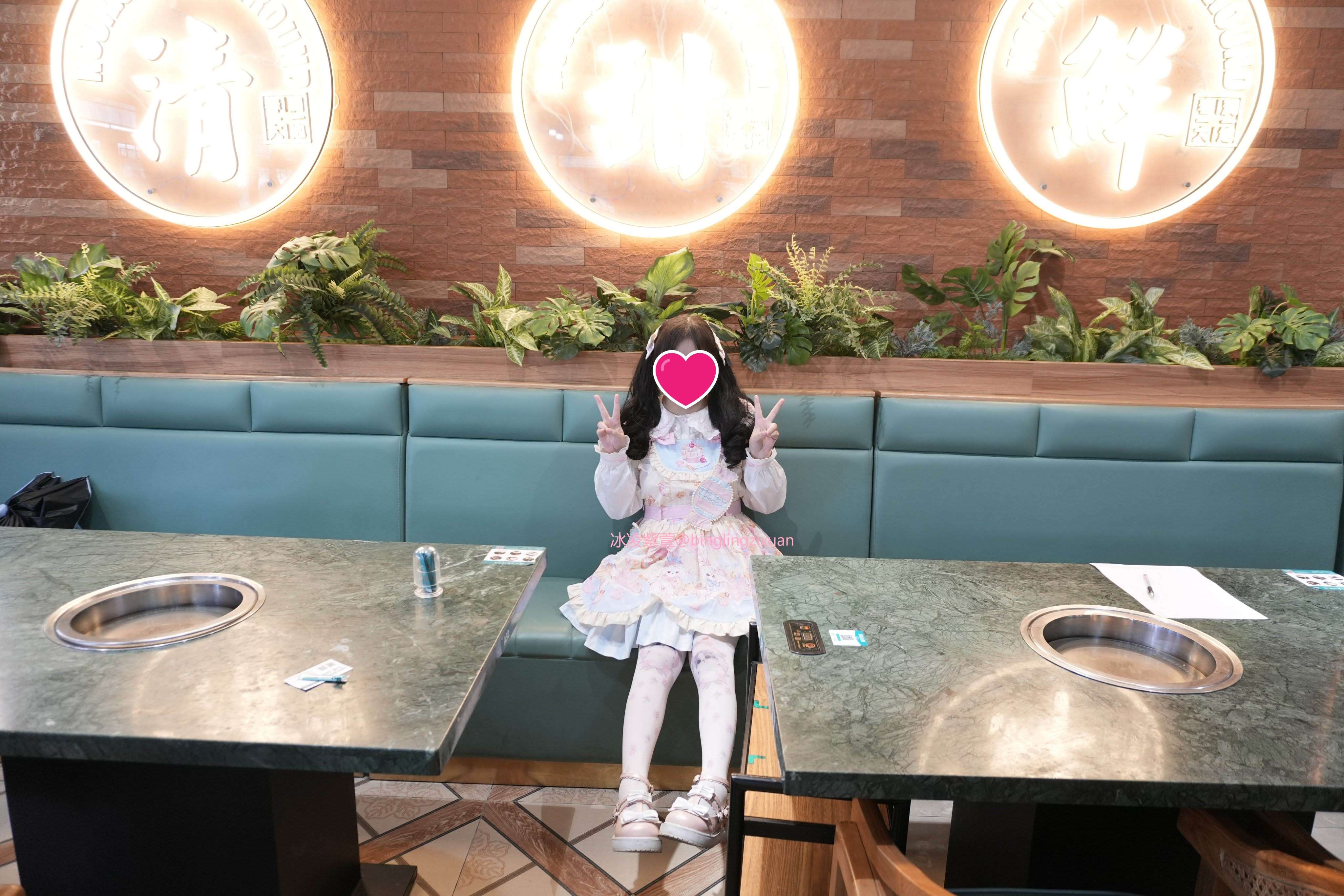 清纯母狗小萝莉 被大黑屌抱起来操3P Pure bitch little loli was hugged by Big Hei Kuang to fuck 3p