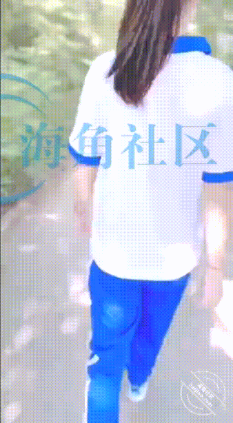 送小女儿去学校，半路被我带进小树林，路上一直有人，最后被迫去车震 I took my little daughter to school and was taken into the woods halfway through. There were people on the way, and I was finally forced to go to the car and shake it.