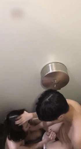 北京某中 学俩学生逃课在万达厕所啪啪，你吞我的大吊，我啃你的美鲍 Two students from a Beijing middle school skipped class and had sex in Wanda toilet. You swallowed my big hang, I ate your beautiful abalone