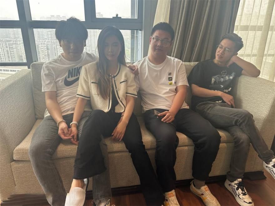 人前是大家的女神，人后是渴望被轮奸的小母狗 In front of people