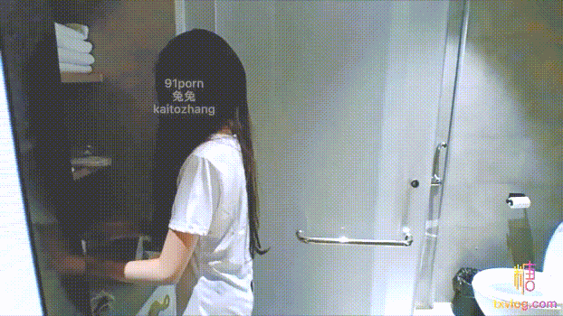 爆操清纯可爱00后兔兔，黑丝女郎小穴被玩弄的湿答答 Fucking the innocent and cute post00s rabbit, the girl with black stockings was playing with her pussy wet