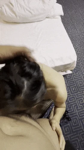 露出塞跳蛋，爽到喷水流白浆，白天挑战公园喷水