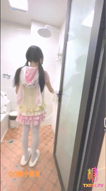 房东帮忙修水管，见色起意强奸女高萝莉 The landlord helped r