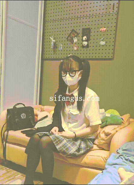 露脸卡哇伊小萝莉母狗 轻轻一操就哼哼唧唧的 Kawaii little loli