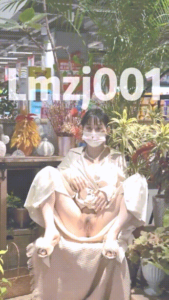 两个小哥哥不停的干我，老公就在一旁看着，真的好爽 The two little