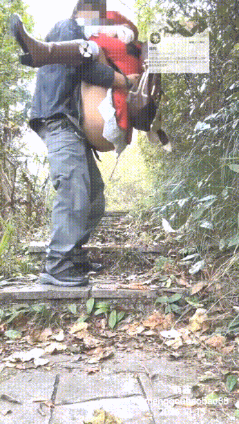 被带到公园里面哥哥猛猛后入惹，看到马路上面人来人往的 He was taken