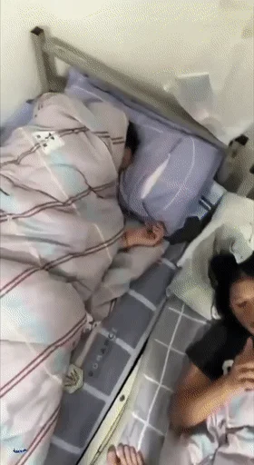 好多妹妹在睡觉，趁机与女友来一发，粉嫩的乳头，下铺床上疯狂艹逼！