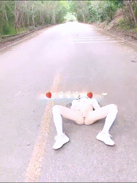 户外露出调教啪啪 稚嫩小骚穴被大肉棒狠干，软萌软萌小母狗 Exposed tra