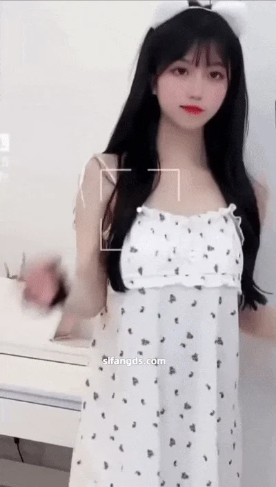 露点洗澡撒尿，嫩妹反差婊美女，清纯的外表下一颗淫荡的心 Take a showe