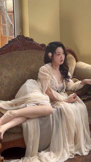 京城小姐姐，职业小护士，平时喜欢撸铁 A young lady in Beiji