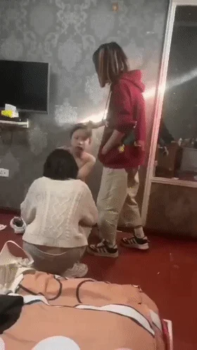 疯狂蹂躏女儿嫩胸和嫩穴 最后强插破处内射