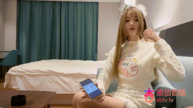 高颜值文学系可爱学妹，身材完美雪白大长腿呻吟给力 A cute junior g