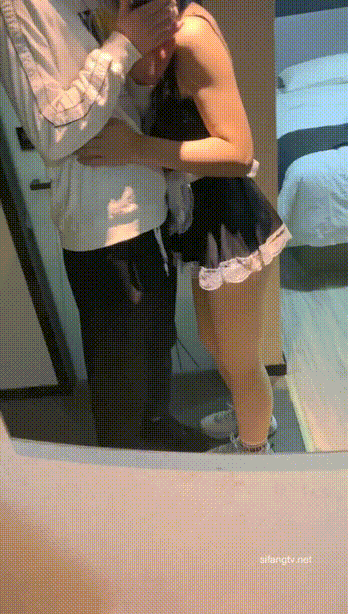 轻轻一操就哼哼唧唧的 被操的骚叫不停 高颜值校花级大学生 She moaned