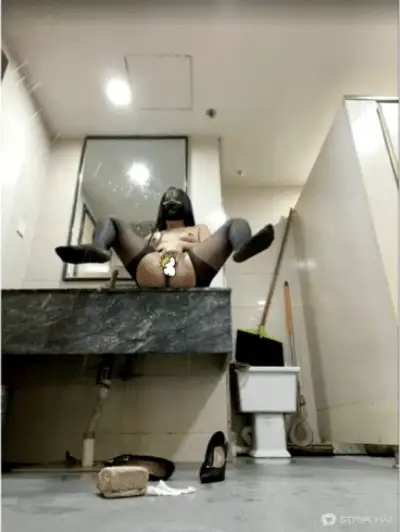 狂喷水似高压枪喷出2米，喷水女王，蜜桃臀后入，酒店里活色生香干炮不停 The w