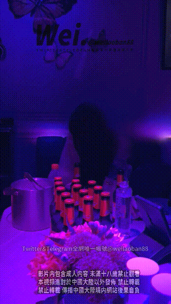 把小红书女神灌醉拉近洗手间干，她朋友都在外面唱歌 Get the goddess