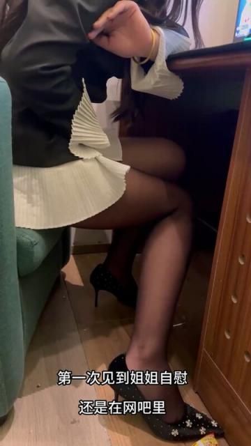 网吧里跳蛋调教姐姐直接在厕所打炮，水汪汪骚穴玩喷尿又湿又滑 In the Int