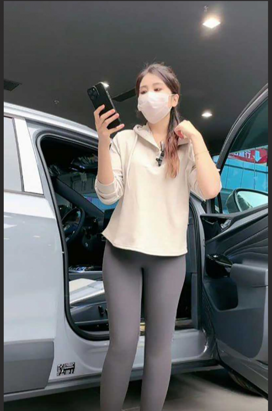 白天卖车晚上豹纹热舞火辣身材一览无余 Selling cars during t