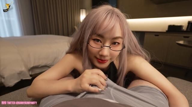 露脸黑丝风骚眼镜娘，色情吃着鸡巴小穴被操喷尿了 The coquettish g