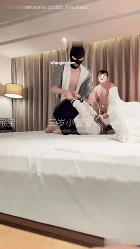 极品小少妇，约单男3P，老公兴奋的在一旁狂亲狂舔 The best young