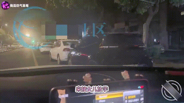 继父拿下18岁女儿 跟接女儿放学，回家路上一边让女儿舔鸡巴 Stepfather