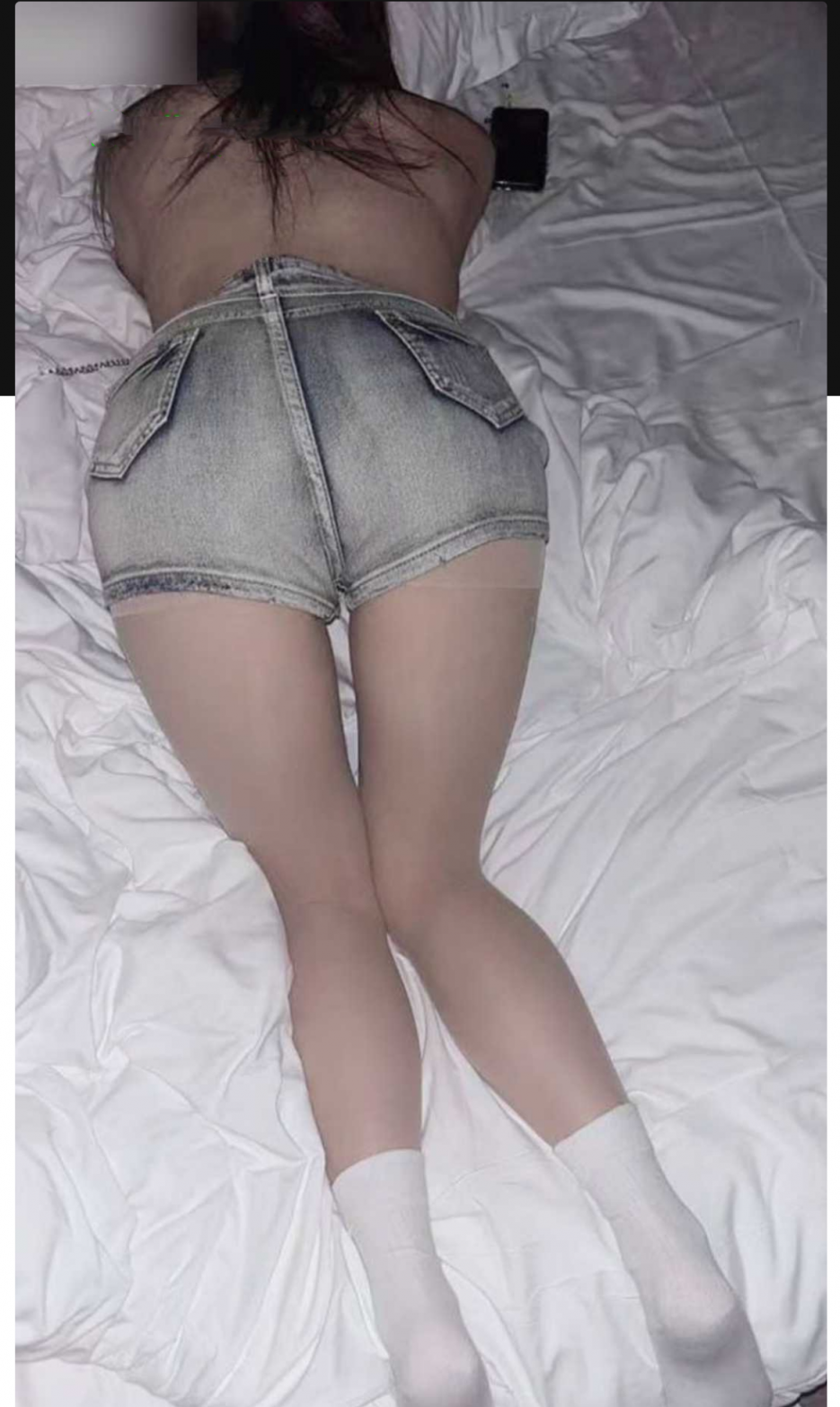 骚母狗沉迷打屁股接烟灰，被男友操得哇哇叫 享受被羞辱的快感 The sexy b