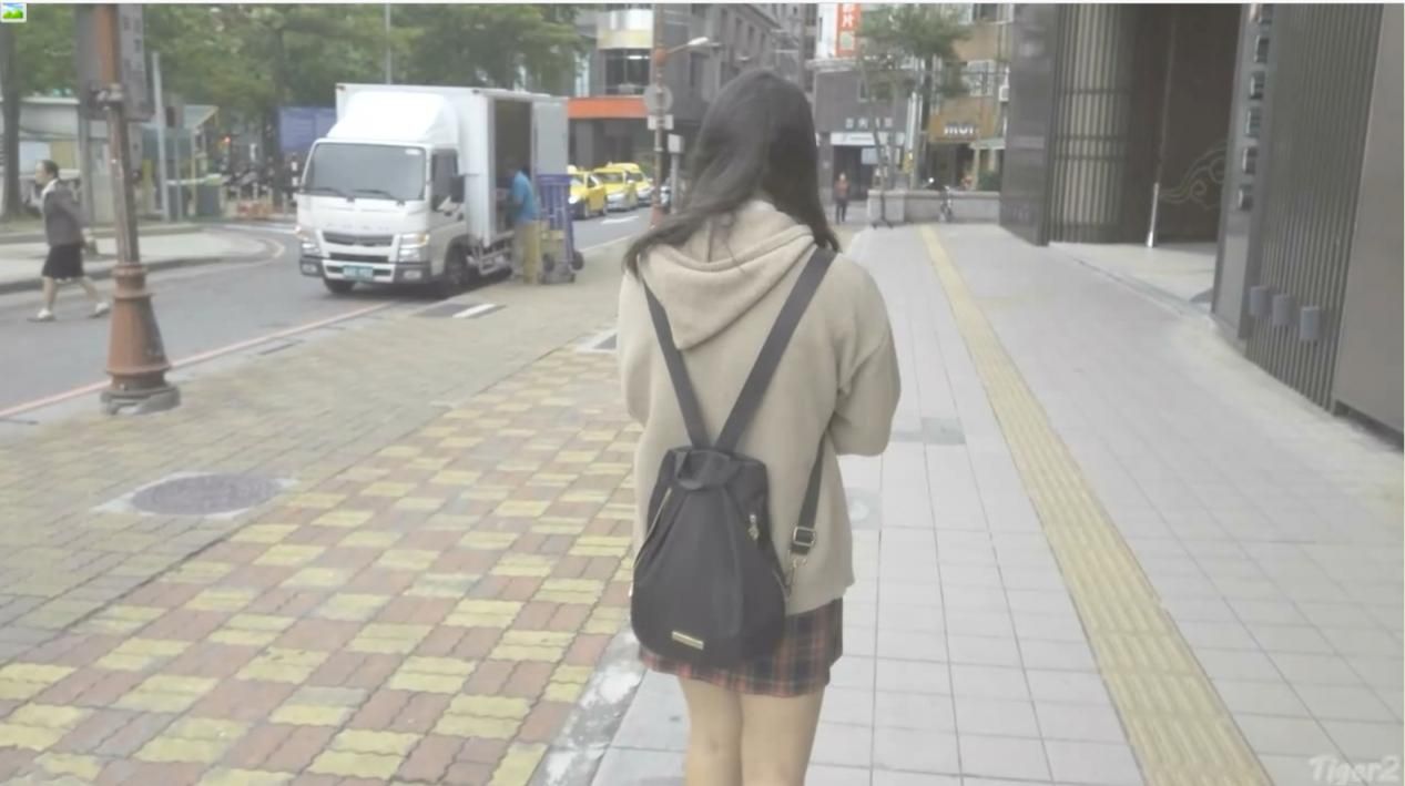 长得不好看胜在够嫩奶子天然硕大，颜射足交啪啪都玩一遍 Not goodlooki