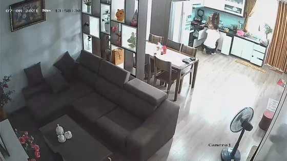 老婆在厨房煮饭过程中被欲火浑身的老公 扒光抱起一顿操 My wife was s