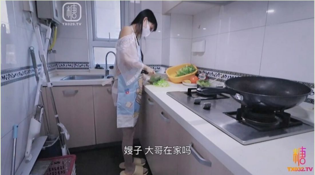 跟怀孕的嫂子一起做饭，裸体围裙天天都操不腻 Cooking with my pr