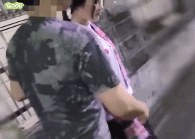 专搞年轻少妇大神，强拽白皙丰满漂亮少妇回她房间里操 Specializing i