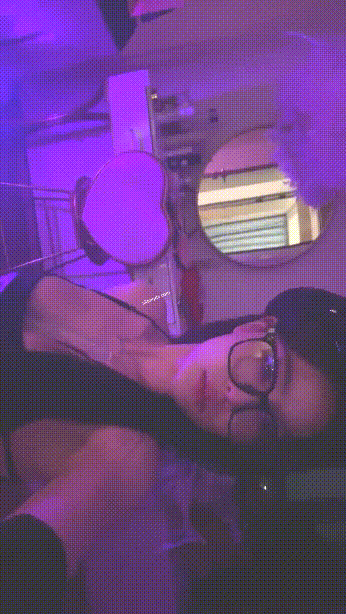 顶级白虎一线天， 身材样貌B都是一等一 The top white tiger