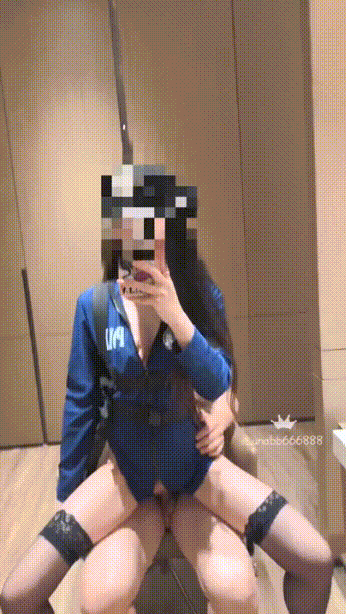 被鸡巴爸爸抓紧马尾疯狂后入，紧致粉嫩小穴被金主爸爸肆意玩弄 The cock d