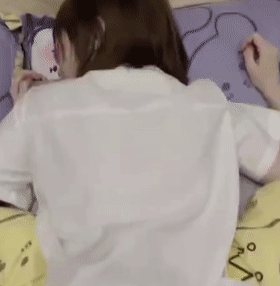 高颜值女大生私生活糜烂，日常各种道具自慰，小骚穴粉嫩 The private l