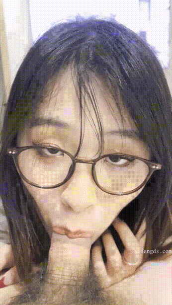 掰开筷子般的美腿插入蝴蝶美逼，只需要躺着享受 Spread the beauti