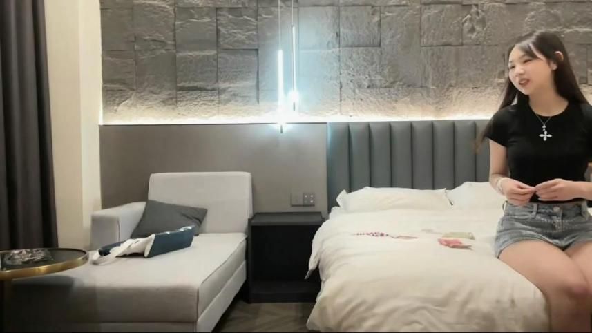 丰满不臃肿的清纯美女屁股又翘又大过肩小馒头粉嫩无比 The plump and