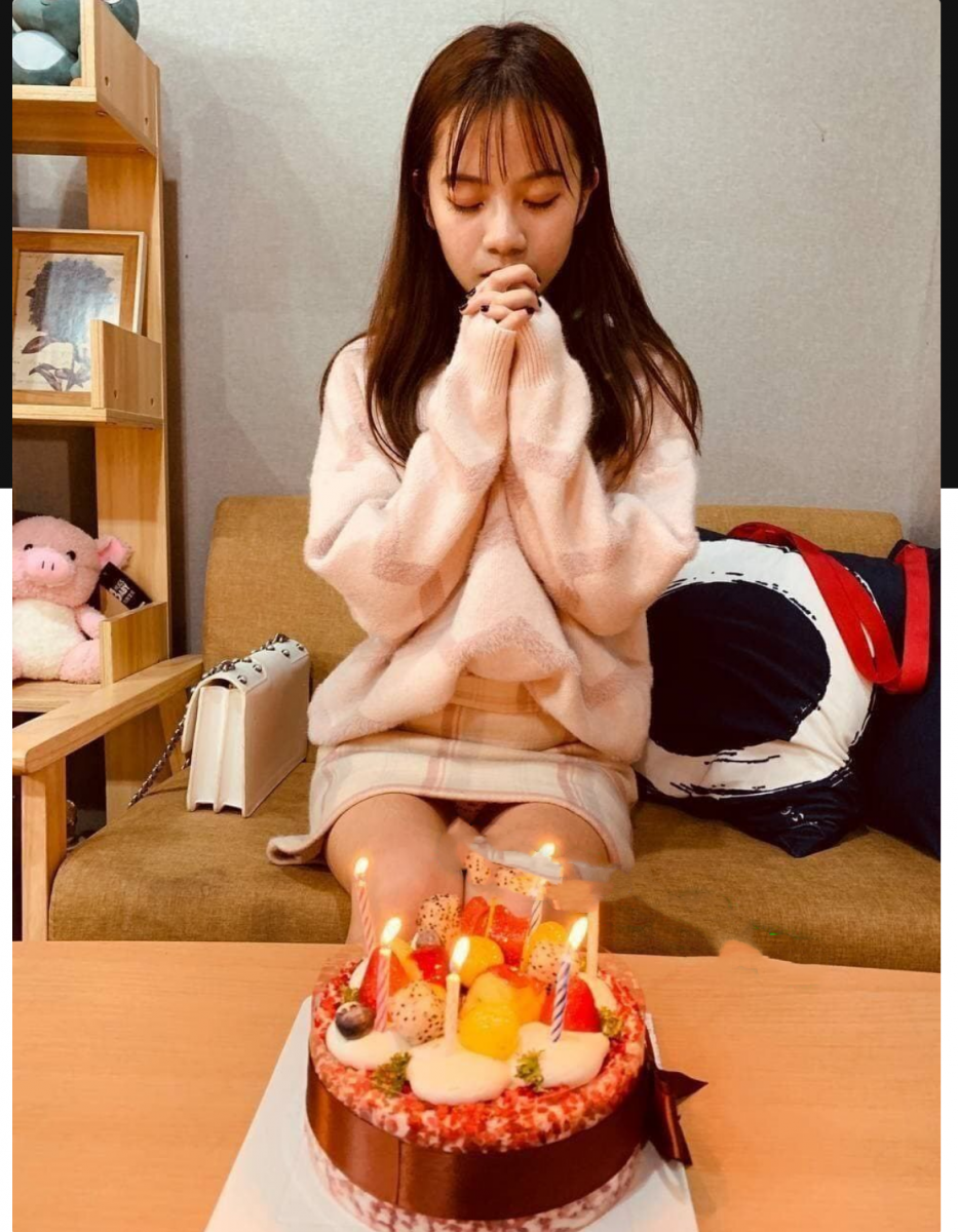 大学学妹给她过生日，刚切完蛋糕然后就成了我的骚母狗 The college gi