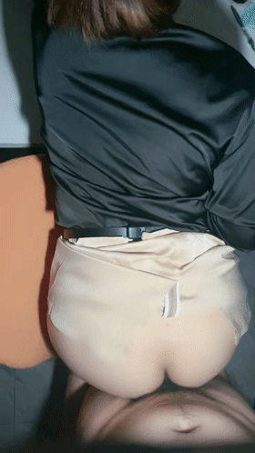 骚气十足的少妇女同事主动撅起屁股求操 掏出大鸡巴满足他 The sexy you