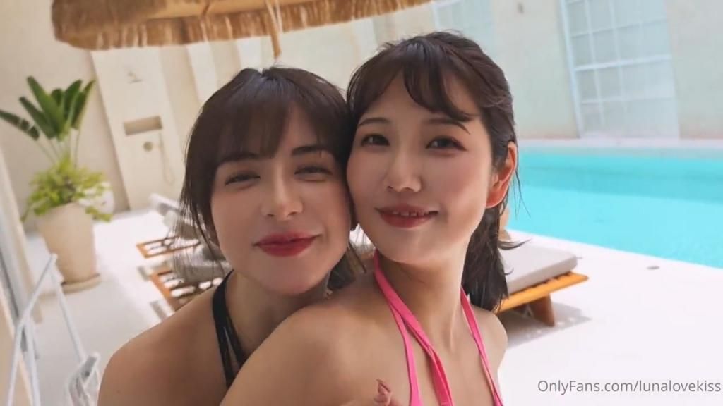 泳池边阳光明媚的日子互相抹油玩弄阴部 Oiling each other up