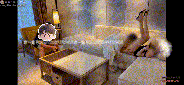 老公在一旁欣赏高跟美腿淫妻被单男输出 The husband is admiri