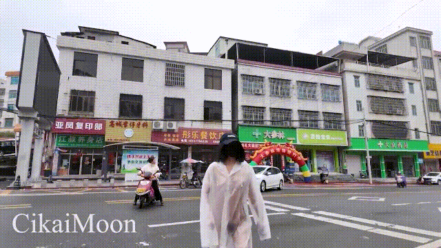 精彩动态图 露出狂人御姐白天大胆露出无视路人，调戏大叔 Wonderful dy