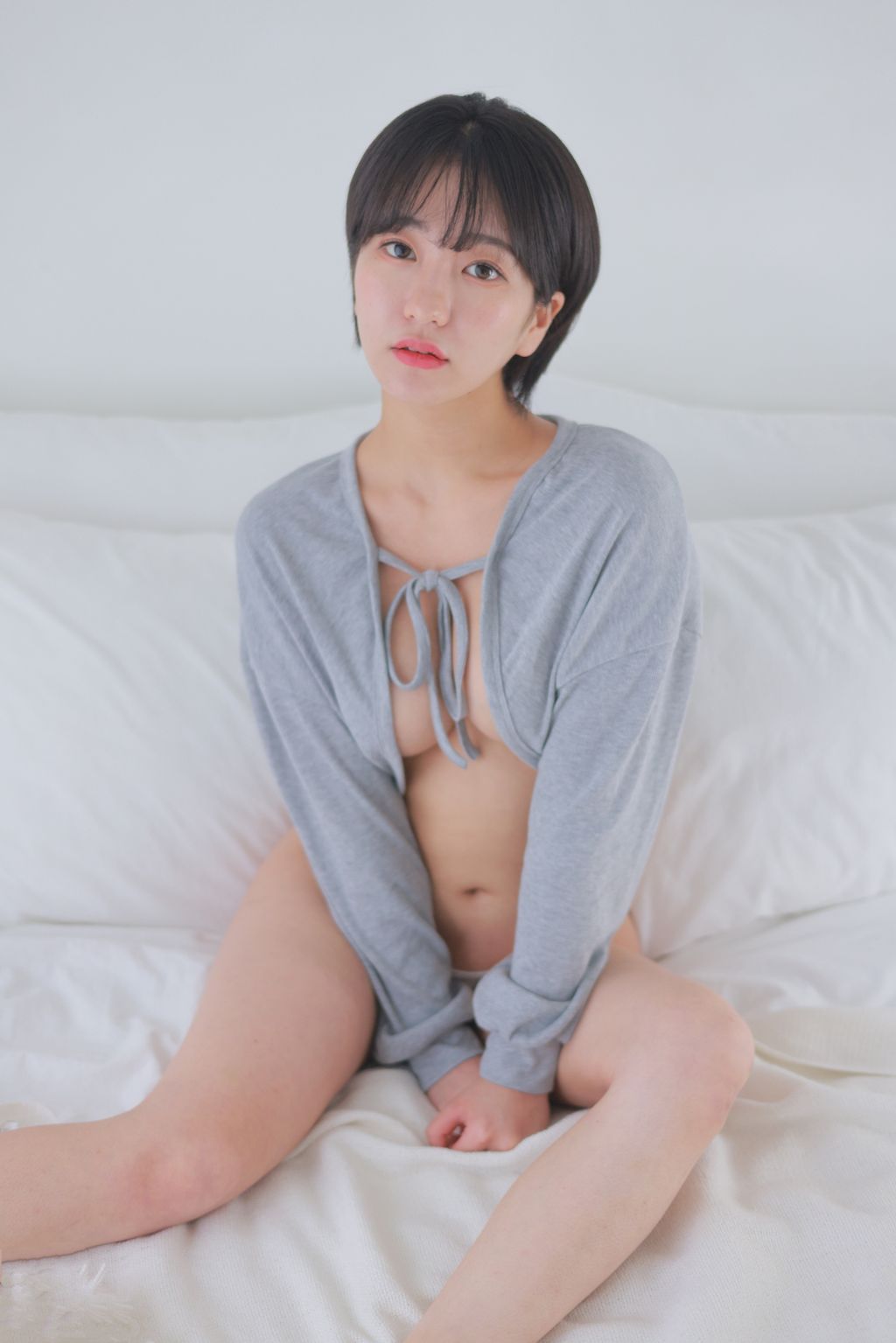 Sehee (세희)： Gray Cardigan Short Cut Sehee (세희)： Gray Cardigan Short Cut