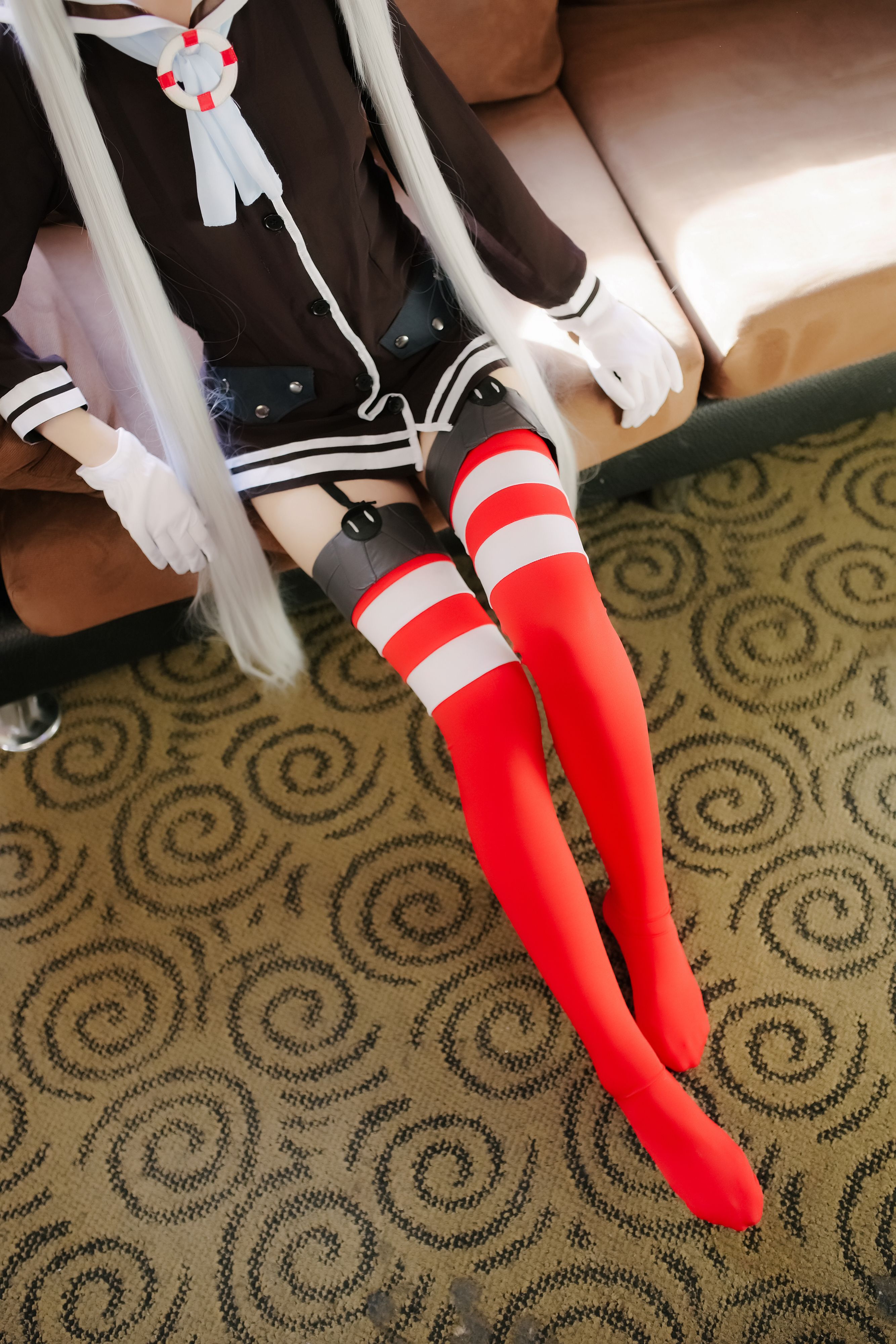 红黑制服  red and black uniform