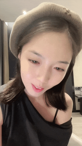 大哥们刷礼物，钱太多了，扛不住露出了咪咪小穴，很粉很美！ The eldest