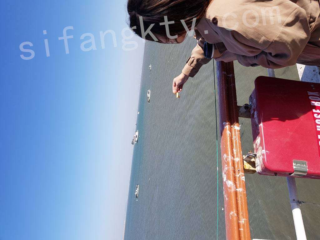 活泼开朗大波美女白天是女神夜晚上床秒变蕩妇2 A lively and cheerful beauty with big boobs is a goddess during the day and turns into a slut instantly when she goes to bed at night 2