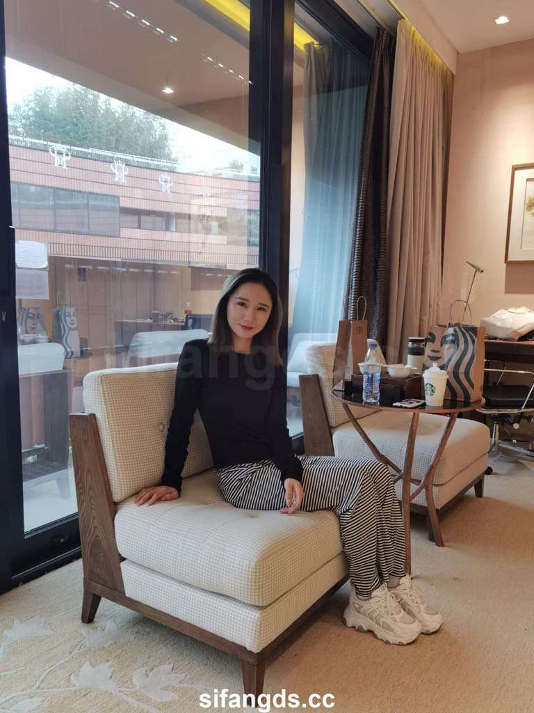 【国模套图】国模子义大尺度性爱人体私拍套图 【Chinese model set】Chinese model's largescale sexual body private photo shoot set